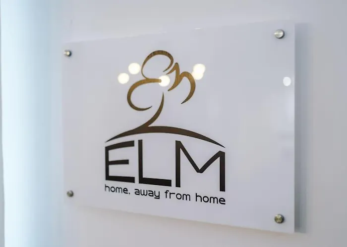 Luxurious 1-Bedroom Apartment, Sleeps 4, Free Parking