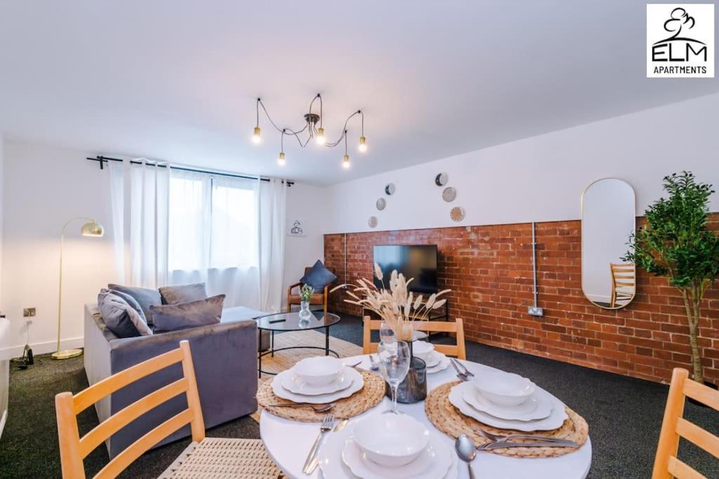 Luxurious 1-bedroom Apartment, Sleeps 4, Free Parking Manchester