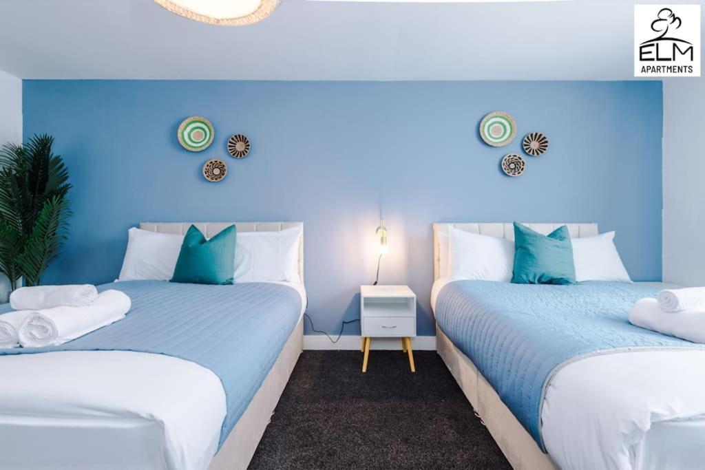 Luxurious 1-bedroom Apartment, Sleeps 4, Free Parking *