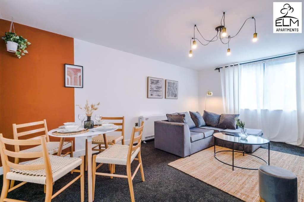 Apartment Luxurious 1-bedroom Apartment, Sleeps 4, Free Parking