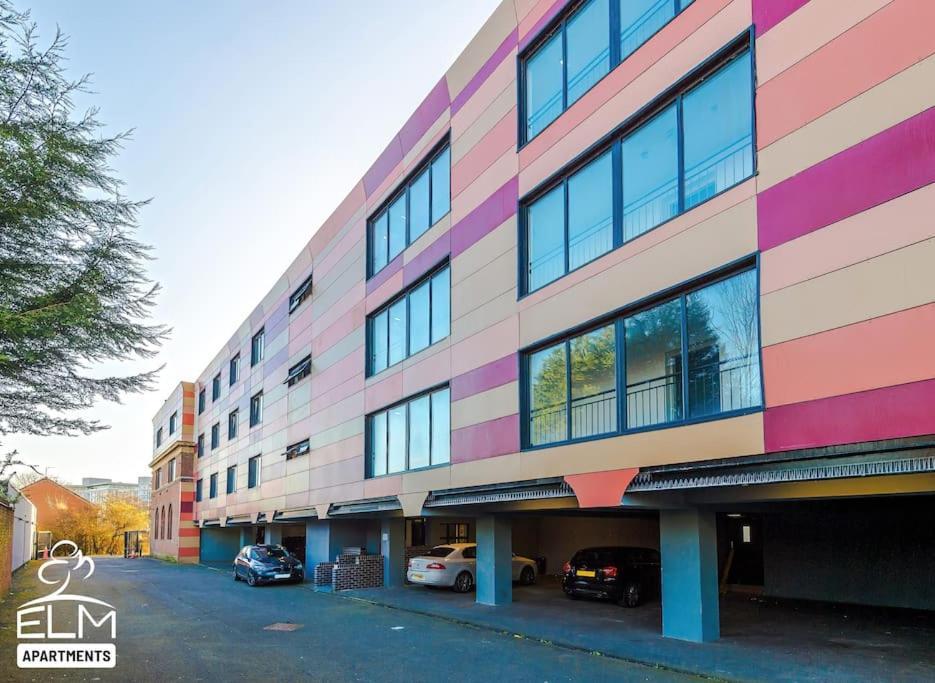 Luxurious 1-bedroom Apartment, Sleeps 4, Free Parking