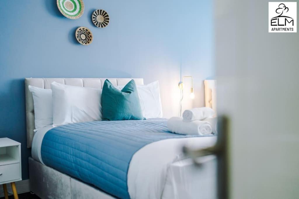 Luxurious 1-bedroom Apartment, Sleeps 4, Free Parking Apartment *