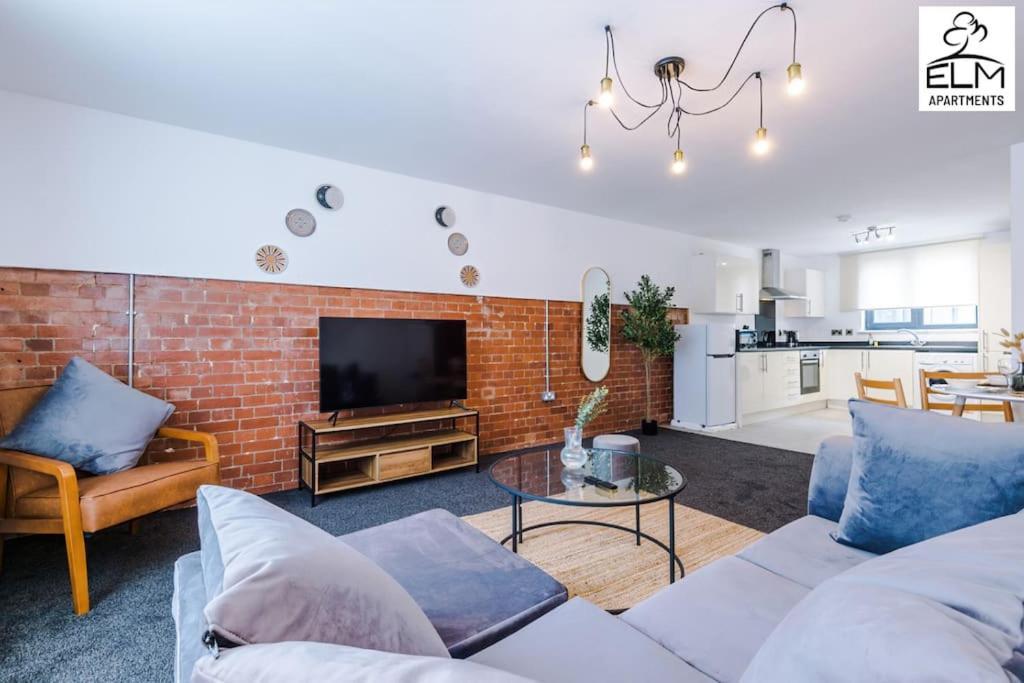 Luxurious 1-bedroom Apartment, Sleeps 4, Free Parking Apartment