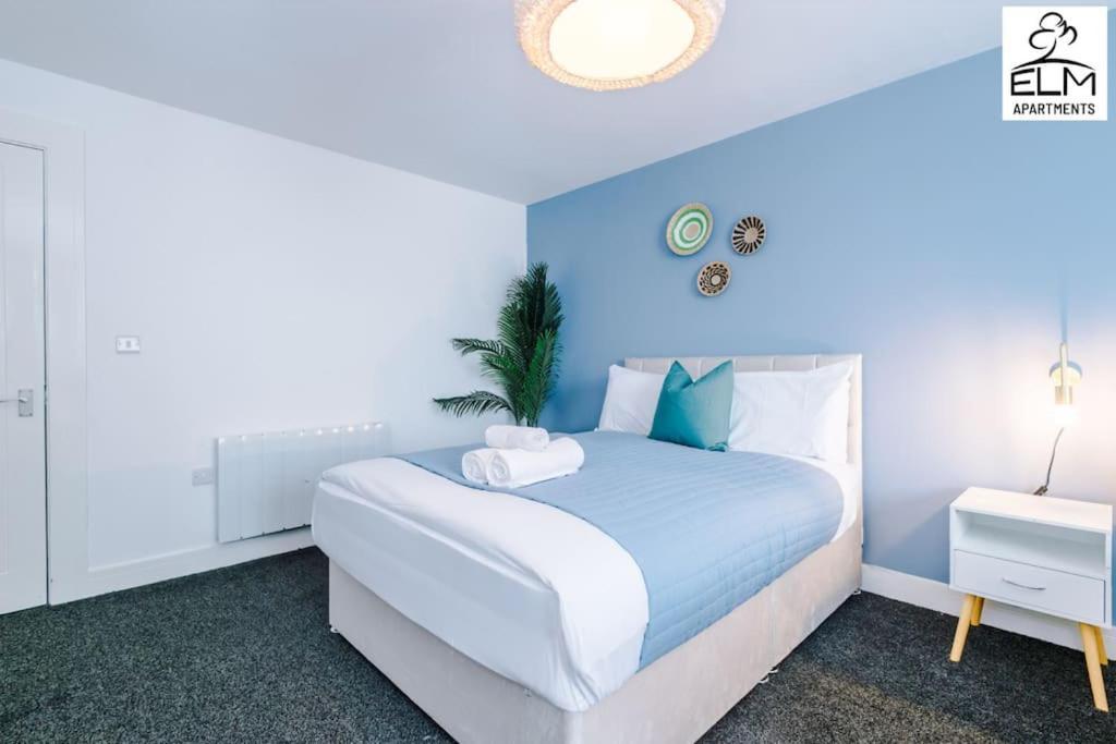 Luxurious 1-bedroom Apartment, Sleeps 4, Free Parking *