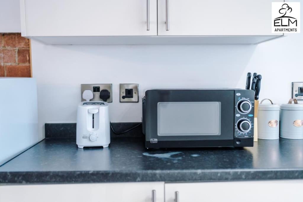 Luxurious 1-bedroom Apartment, Sleeps 4, Free Parking * Manchester