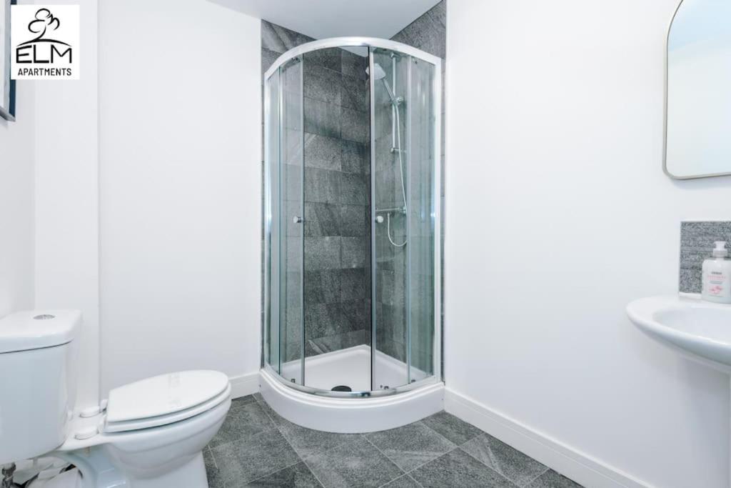 Luxurious 1-bedroom Apartment, Sleeps 4, Free Parking Apartment