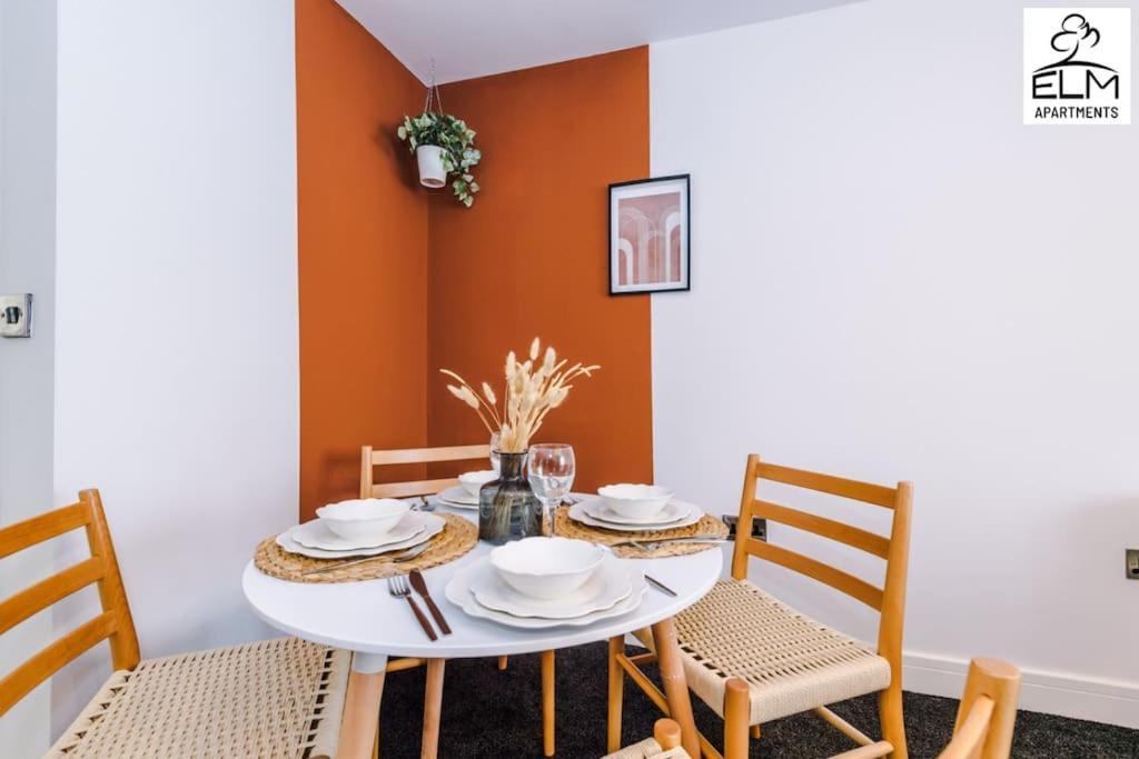 Luxurious 1-bedroom Apartment, Sleeps 4, Free Parking * Manchester