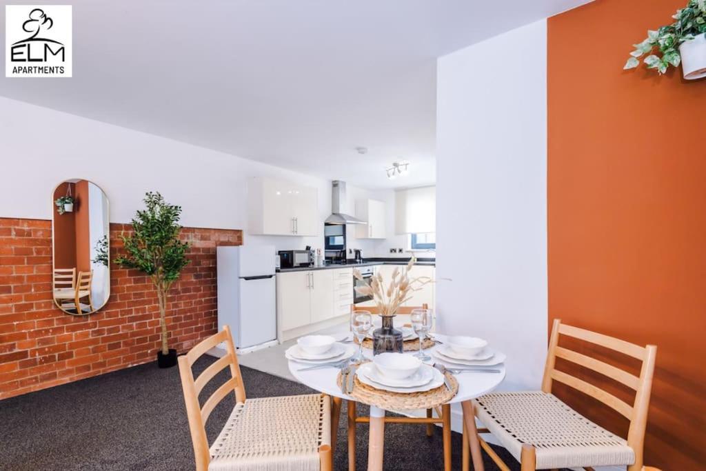 Apartment Luxurious 1-bedroom Apartment, Sleeps 4, Free Parking
