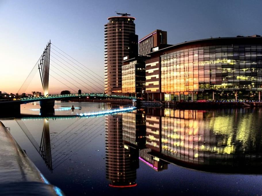Luxurious 1-bedroom Apartment, Sleeps 4, Free Parking Manchester