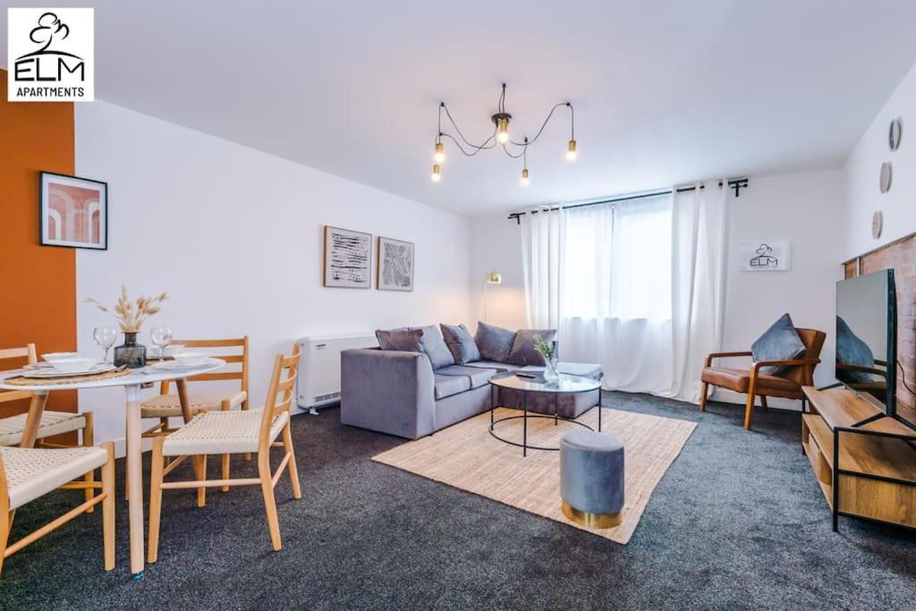 Luxurious 1-bedroom Apartment, Sleeps 4, Free Parking *