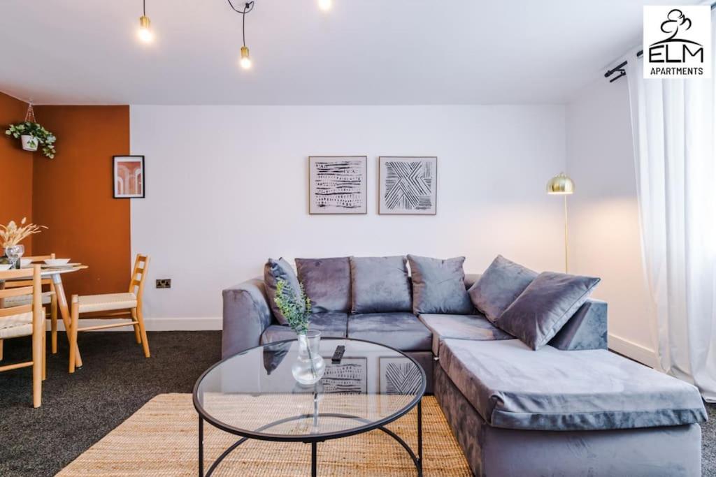 Luxurious 1-bedroom Apartment, Sleeps 4, Free Parking