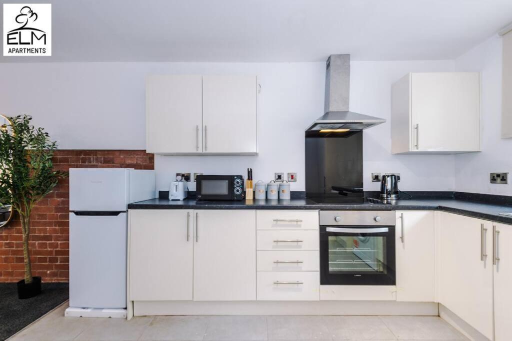 Luxurious 1-bedroom Apartment, Sleeps 4, Free Parking Apartamento